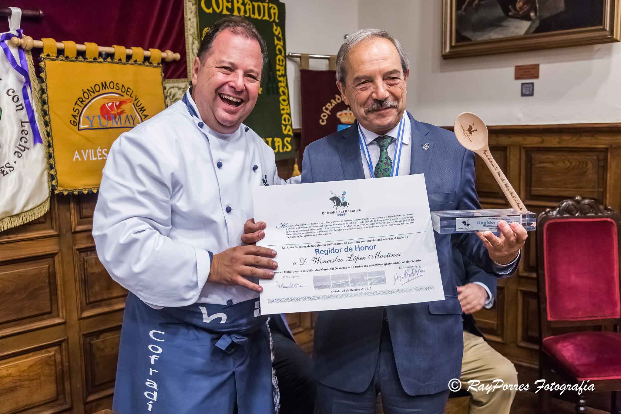 alcalde-de-oviedo-regidor-de-honor-de-la-cofradia-edl-desarme
