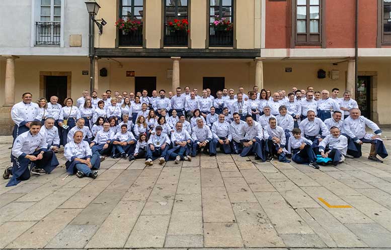 miembros-de-la-cofradia-del-desarme-de-oviedo-2025